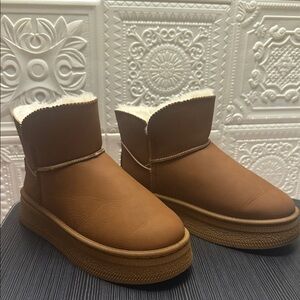 Classic Women's Tan Winter Ankle Boots with Plush Lining